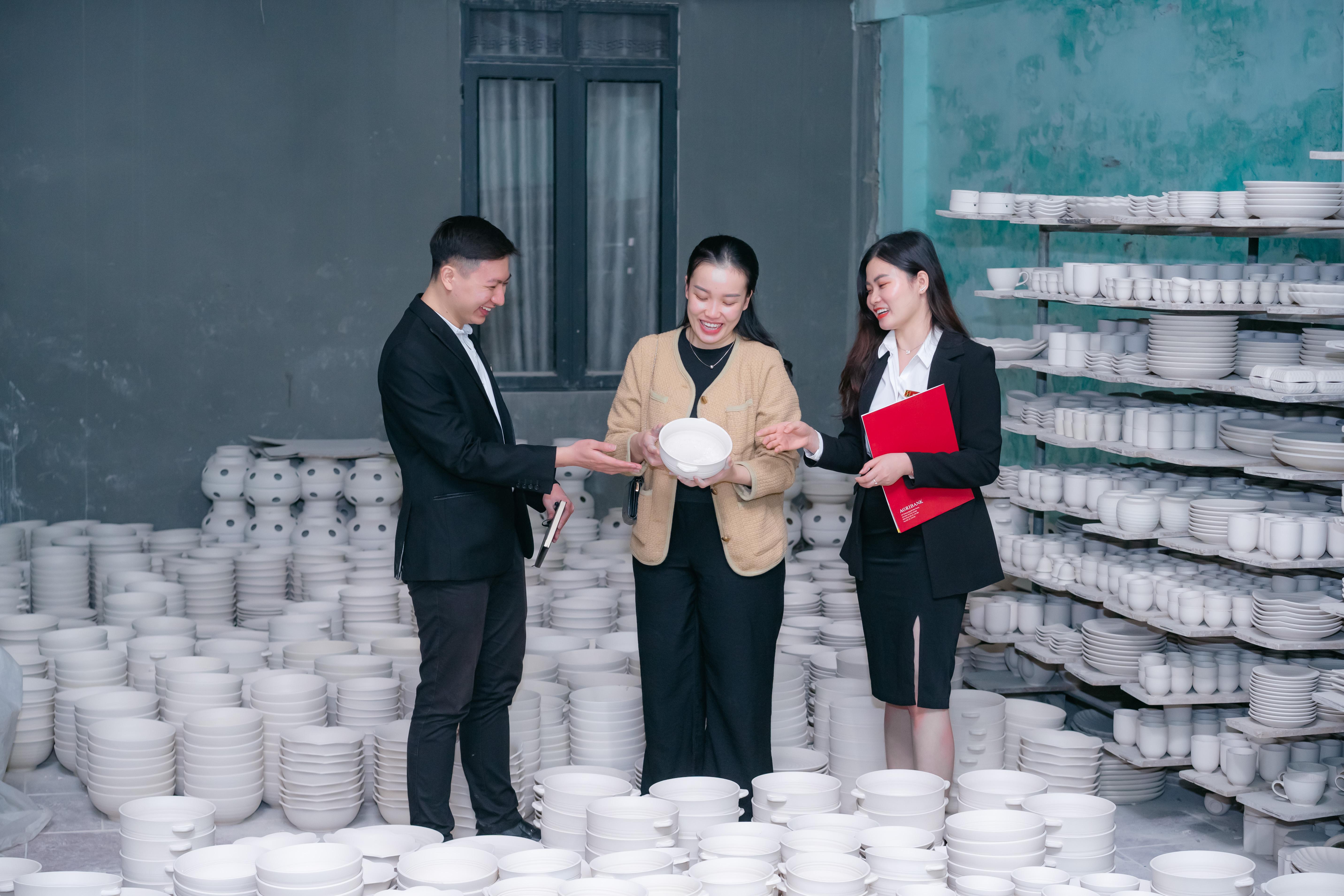 anh-3-agribank-luon-dong-hanh-cung-cac-doanh-nghiep-nho-va-vua-ho-tro-doanh-nghiep-do-phu-nu-lam-chu_1777946278.jpg
