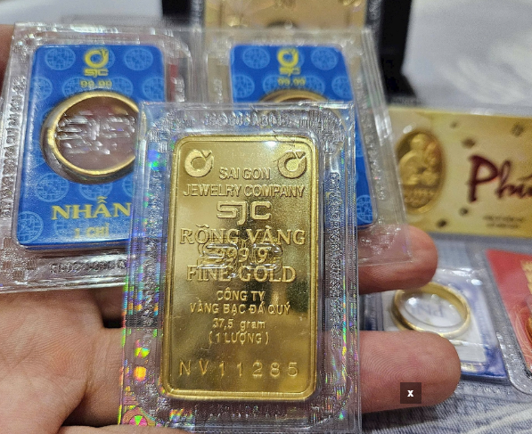 Giá vàng SJC lùi sâu về ngưỡng 165 triệu đồng/lượng