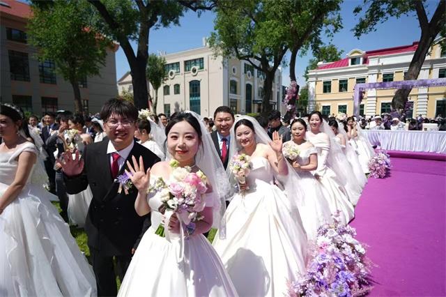 Một trường đại học tặng 187 nhẫn kim cương cho các nghiên cứu sinh tiến sĩ kết hôn