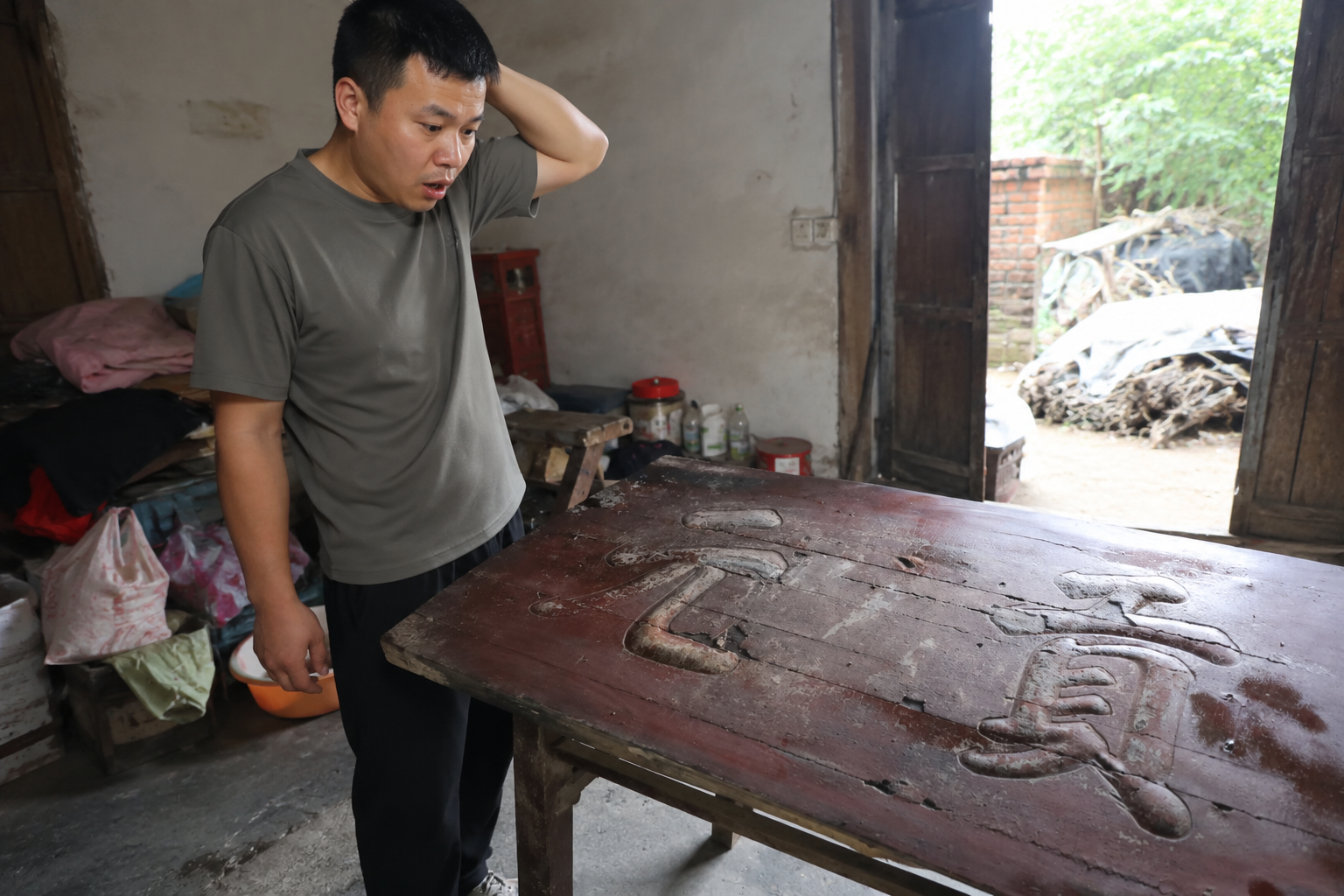 Tra cứu 2 chữ 'lạ' khắc trên mặt bàn ăn, người đàn ông bất ngờ phát hiện 'báu vật' của tổ tiên, thu hút hơn 10 triệu lượt xem