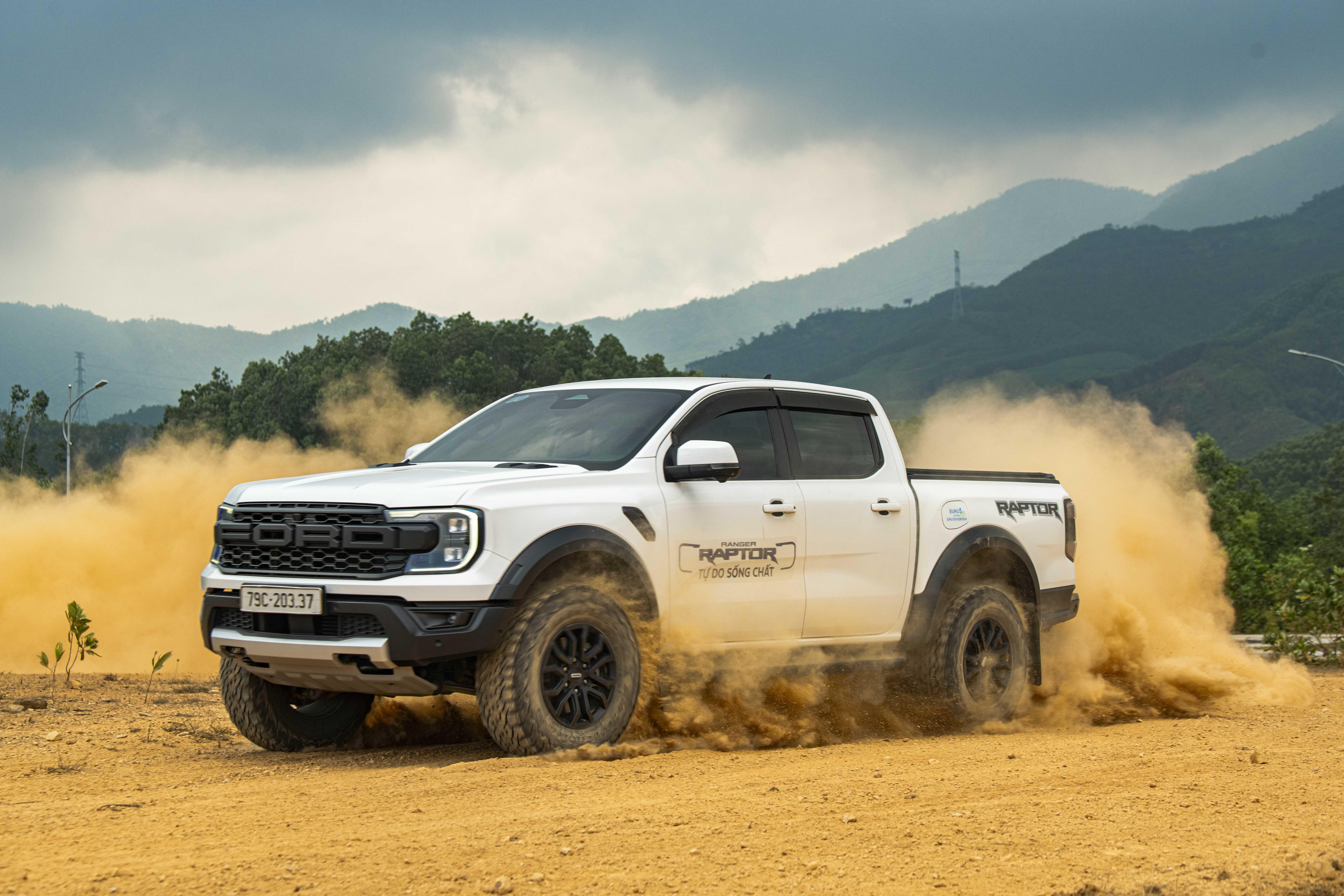 ford-raptor-2025-36_1785913820.jpg