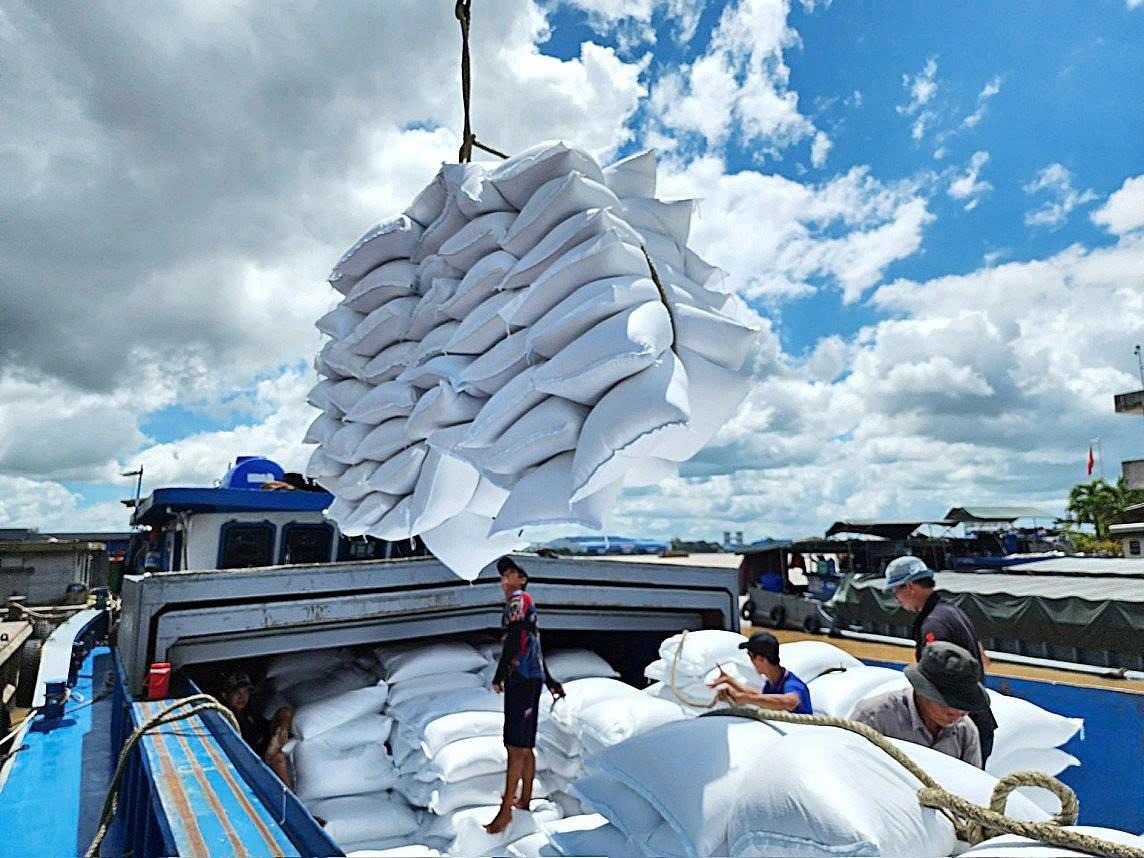Việt Nam thu về hơn 3,11 tỷ USD từ việc xuất khẩu gạo, lộ diện quốc gia bí ẩn tăng mua gần 100 lần Việt Nam thu về hơn 3,11 tỷ USD từ việc xuất khẩu gạo, lộ diện quốc gia bí ẩn tăng mua gần 100 lần