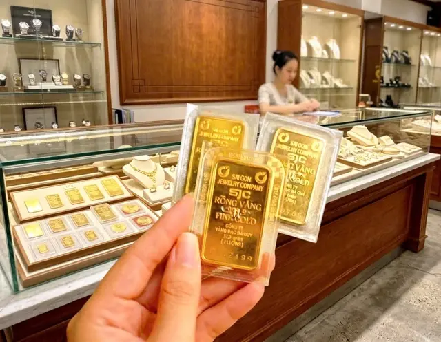 Thị trường kim loại quý ngày 5/10: Vàng SJC và nhẫn đứng yên, vàng thế giới chịu áp lực điều chỉnh
