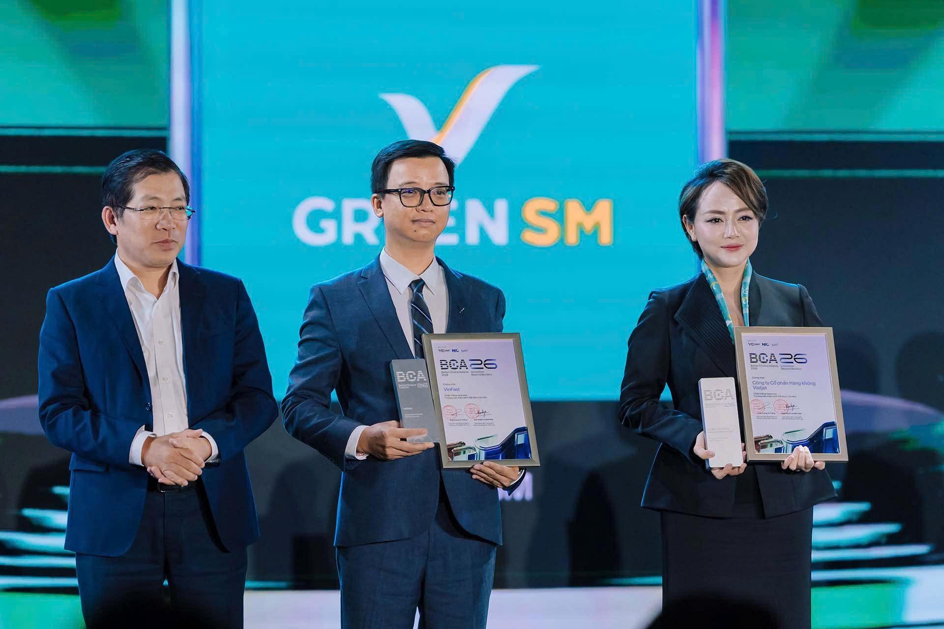 Lại lập kỷ lục: VinFast và Green SM của tỷ phú Phạm Nhật Vượng 'ẵm' liền 8 giải thưởng danh giá Lại lập kỷ lục: VinFast và Green SM của tỷ phú Phạm Nhật Vượng 'ẵm' liền 8 giải thưởng danh giá