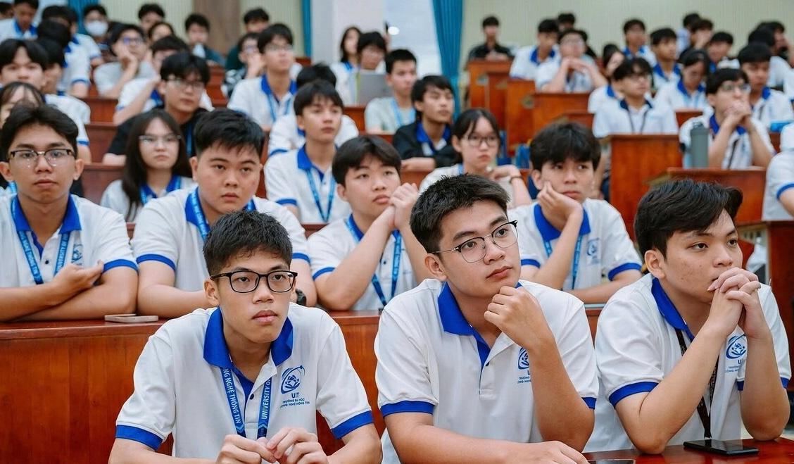 Mỗi sinh viên xếp loại khá được nhận 3.795.000 đồng, điều kiện nhận và đối tượng sẽ phải hoàn trả kinh phí?