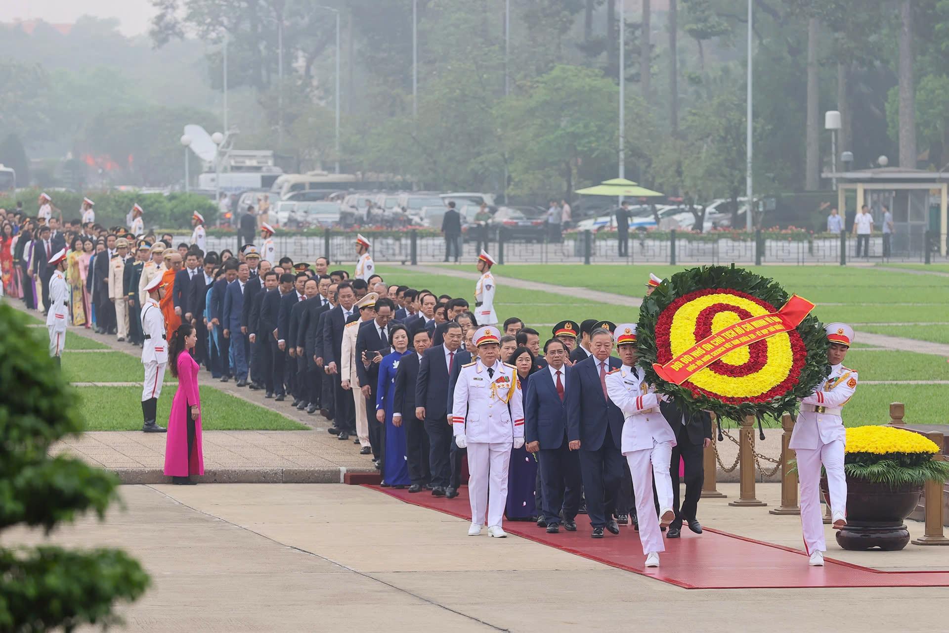 Lãnh đạo Đảng, Nhà nước và các đại biểu Quốc hội vào Lăng viếng Chủ tịch Hồ Chí Minh