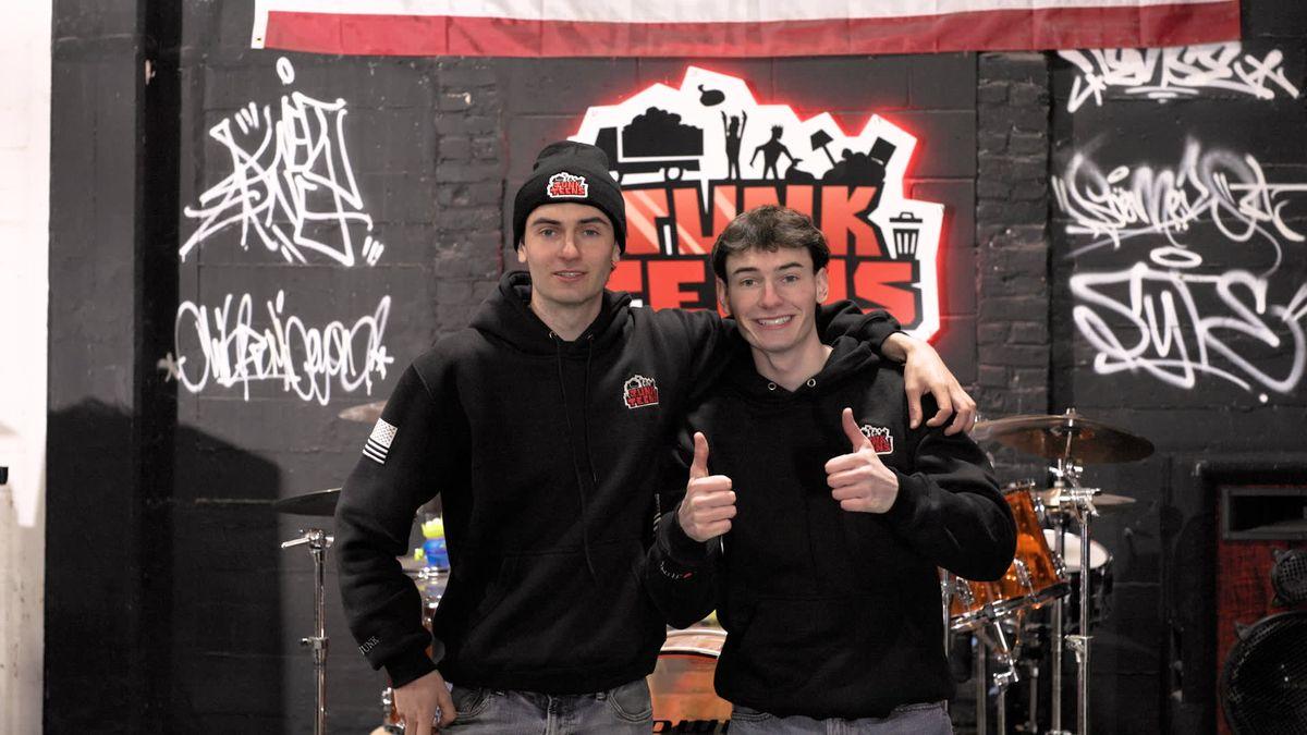 Khởi nghiệp từ 1 chuyến đi bãi rác, hai anh em thành công xây dựng nên đế chế kinh doanh mang về hơn 80 tỷ đồng/năm Khởi nghiệp từ 1 chuyến đi bãi rác, hai anh em thành công xây dựng nên đế chế kinh doanh mang về hơn 80 tỷ đồng/năm