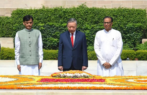 Tổng Bí thư, Chủ tịch nước Tô Lâm đặt vòng hoa tưởng niệm Mahatma Gandhi tại Ấn Độ