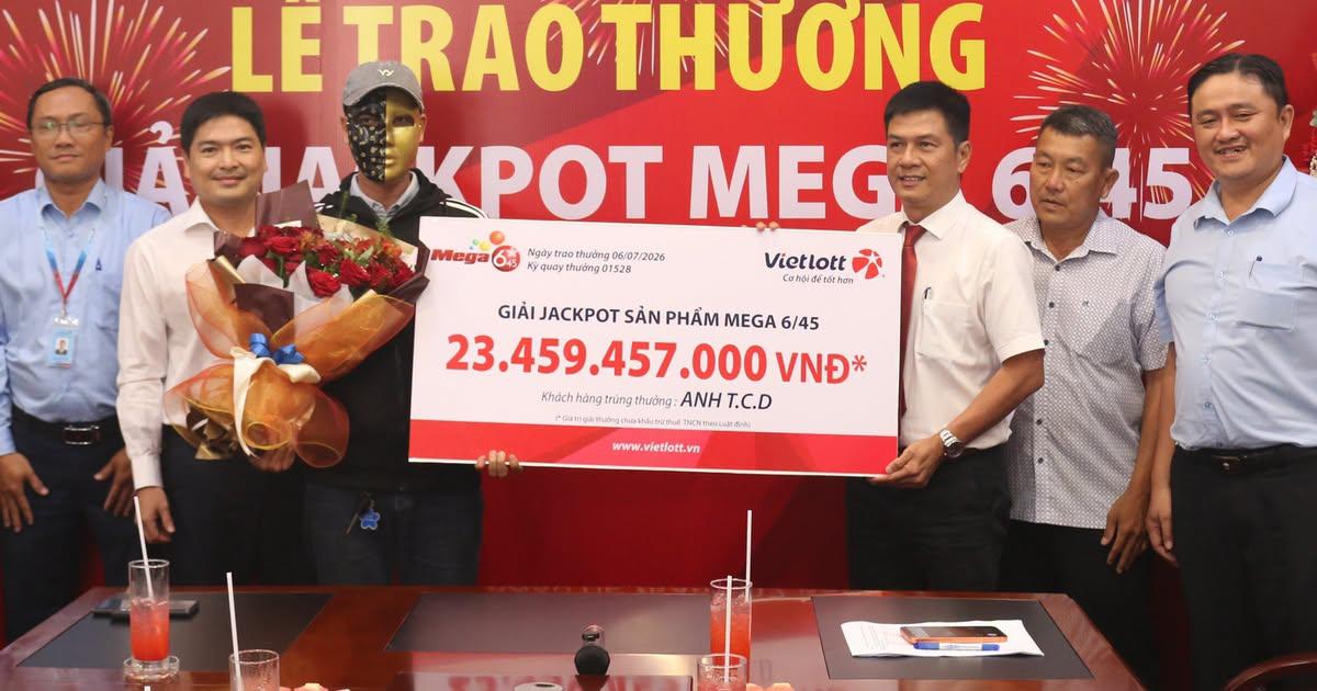 Đang uống cà phê, người đàn ông bất ngờ phát hiện trúng Jackpot hơn 23,4 tỷ đồng
