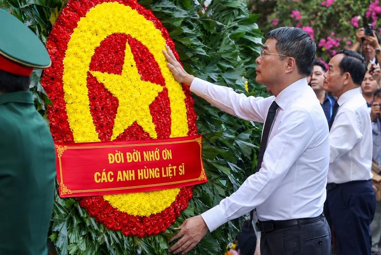 Thủ tướng dự lễ tìm kiếm hài cốt liệt sĩ ở công viên Lê Thị Riêng Thủ tướng dự lễ tìm kiếm hài cốt liệt sĩ ở công viên Lê Thị Riêng