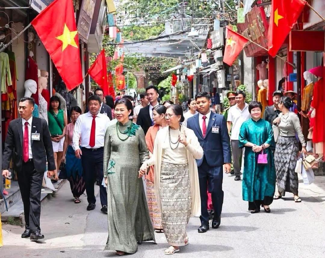 Phu nhân Ngô Phương Ly đưa Phu nhân Tổng thống Myanmar tham quan làng lụa Vạn Phúc Phu nhân Ngô Phương Ly đưa Phu nhân Tổng thống Myanmar tham quan làng lụa Vạn Phúc
