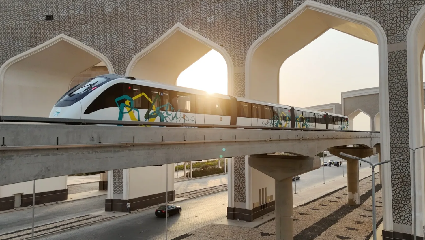 Chính thức khánh thành tuyến tàu điện 'xuyên sa mạc' dài 99km, vốn đầu tư 118.000 tỷ đồng