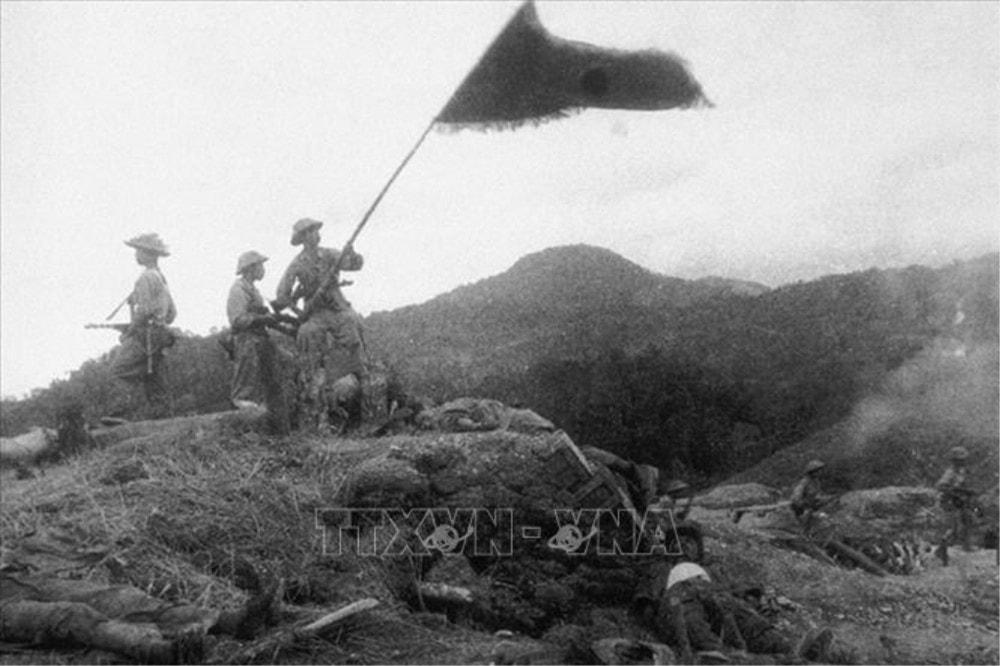 Anh hùng LLVTND cắm lá cờ 'Quyết chiến, quyết thắng' do Bác Hồ trao tặng trên cứ điểm Him Lam, anh dũng hy sinh đúng ngày Chiến dịch Điện Biên Phủ toàn thắng