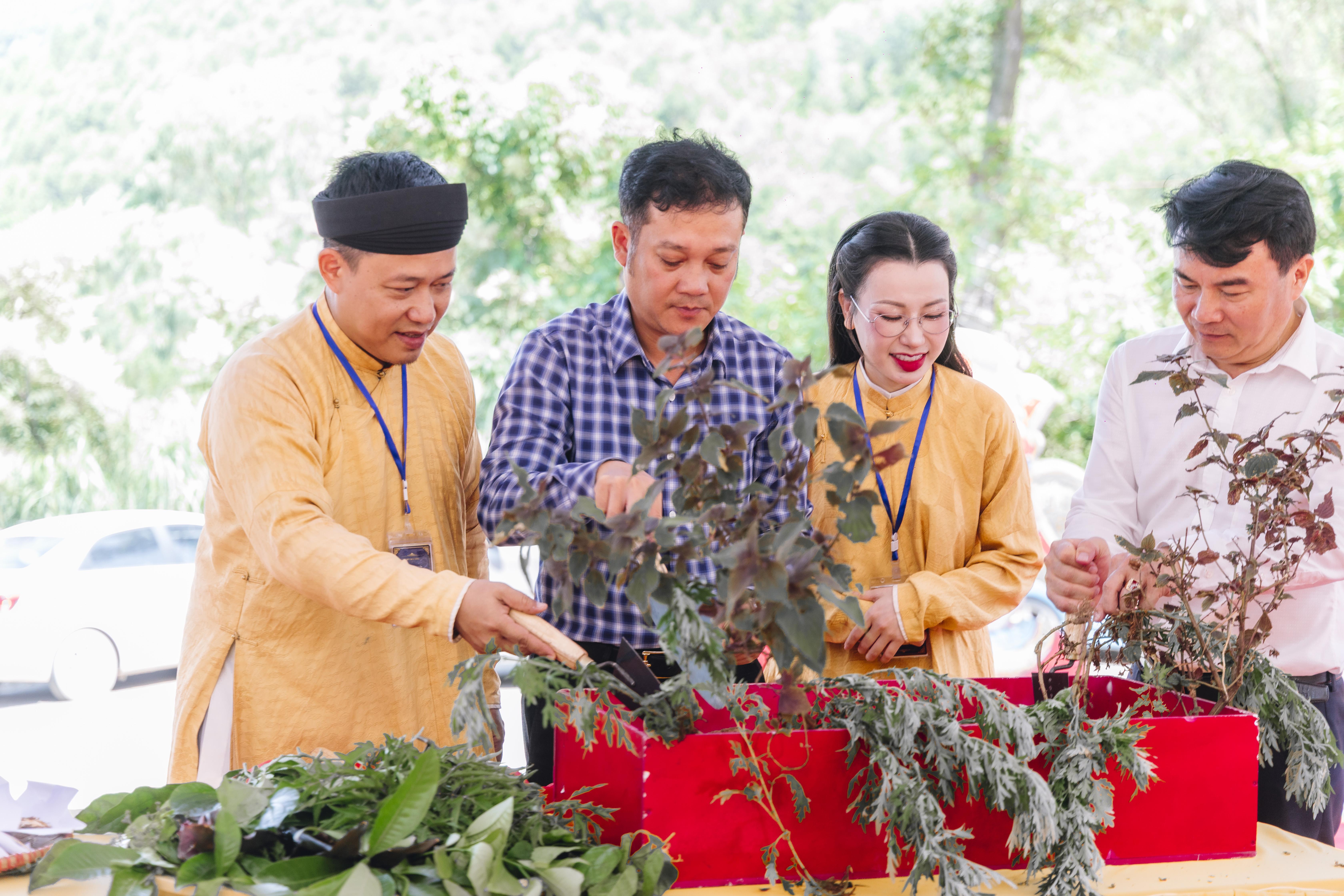 nghi-thuc-mo-phong-quy-trinh-sao-thao-duoc_1788775946.jpeg