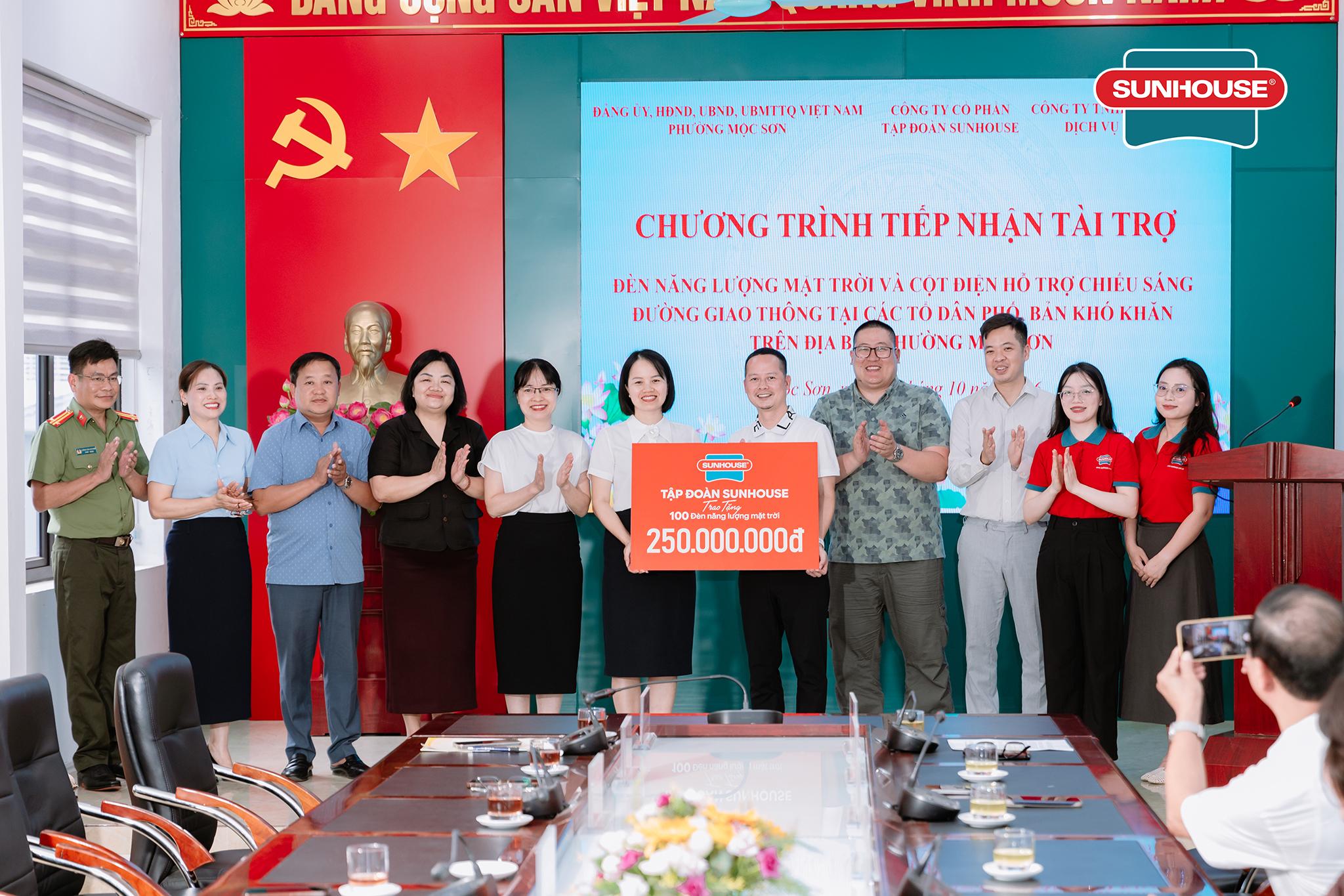 anh-1---tap-doan-sunhouse-trao-tang-100-bong-den-chieu-sang-nang-luong-mat-troi-cho-cac-ban-lang-kho-khan-moc-son-1_1791344282.jpg