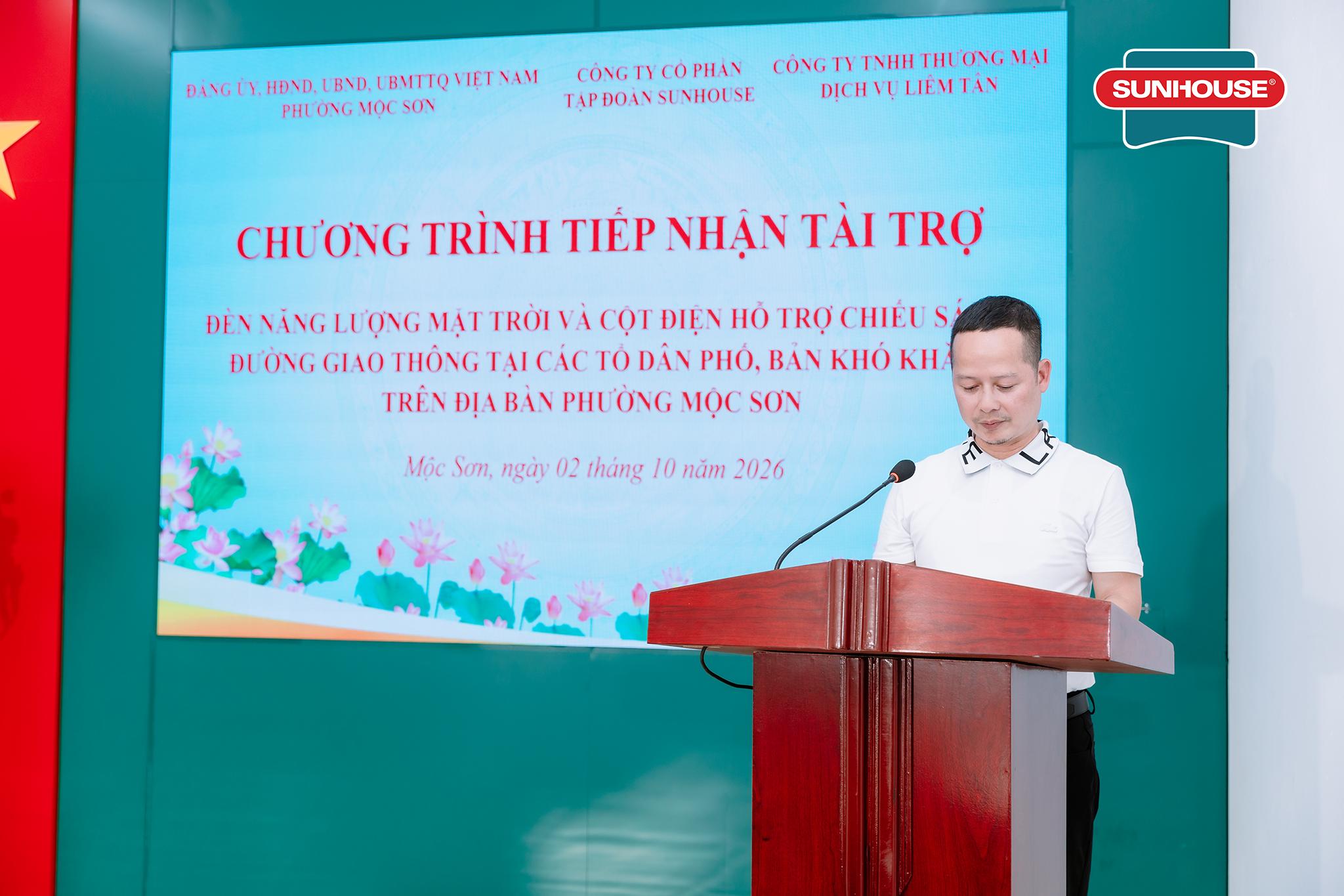 anh-2---dai-dien-ban-lanh-dao-tap-doan-sunhouse-trao-tang-100-bong-den-chieu-sang-nang-luong-mat-troi-cho-cac-ban-lang-kho-khan-moc-son_1791344279.jpg