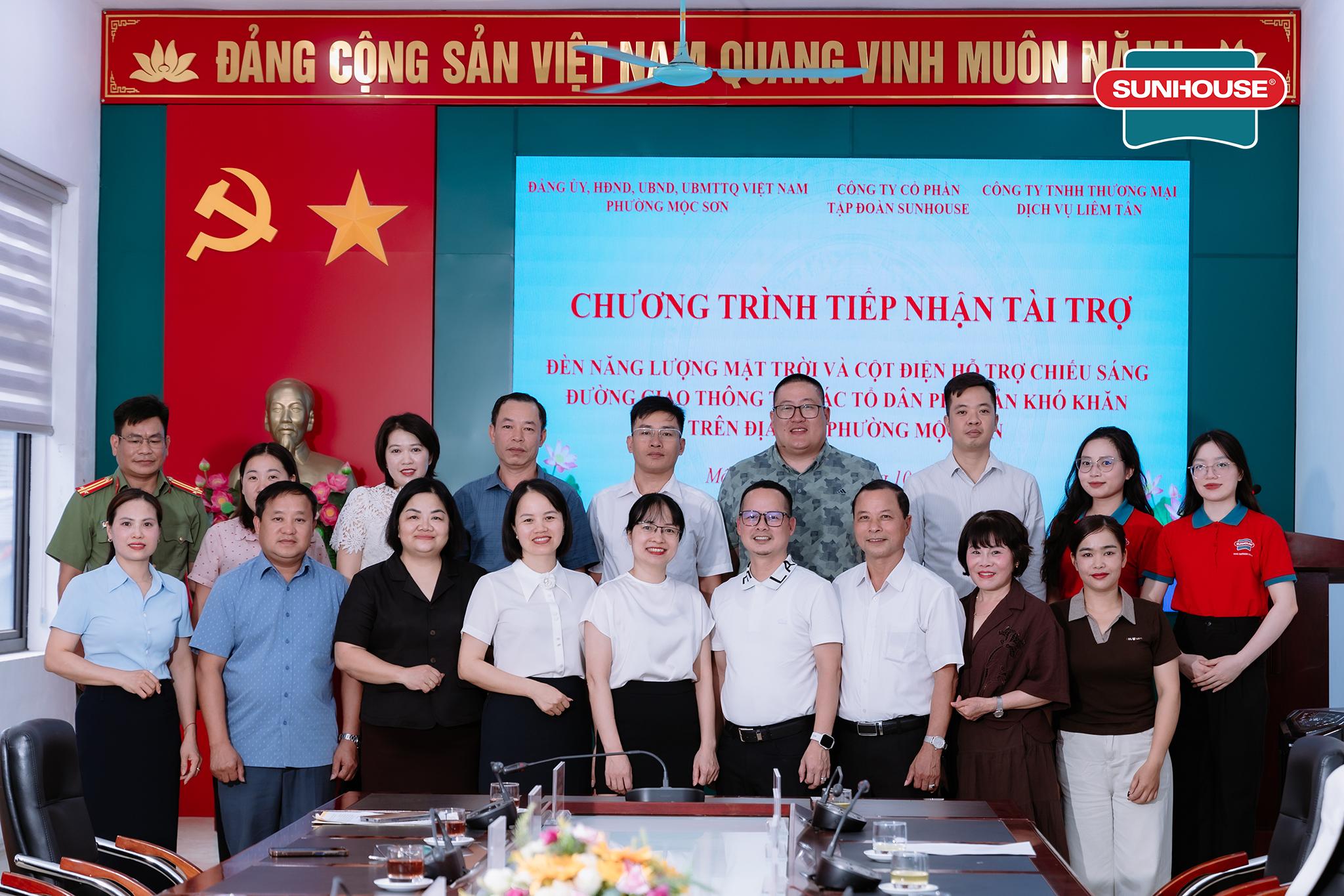 SUNHOUSE trao tặng 100 đèn năng lượng mặt trời, thắp sáng những bản làng khó khăn tại Mộc Sơn