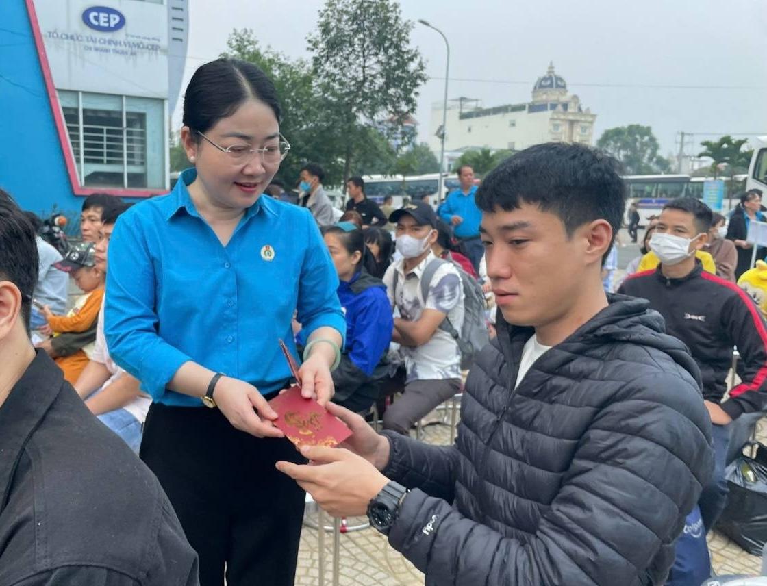 Mỗi người dịp Tết Đinh Mùi 2027 được nhận 2.000.000 đồng tiền mặt và 500.000 đồng quà hiện vật: Nhóm lao động nào được hưởng? Mỗi người dịp Tết Đinh Mùi 2027 được nhận 2.000.000 đồng tiền mặt và 500.000 đồng quà hiện vật: Nhóm lao động nào được hưởng?