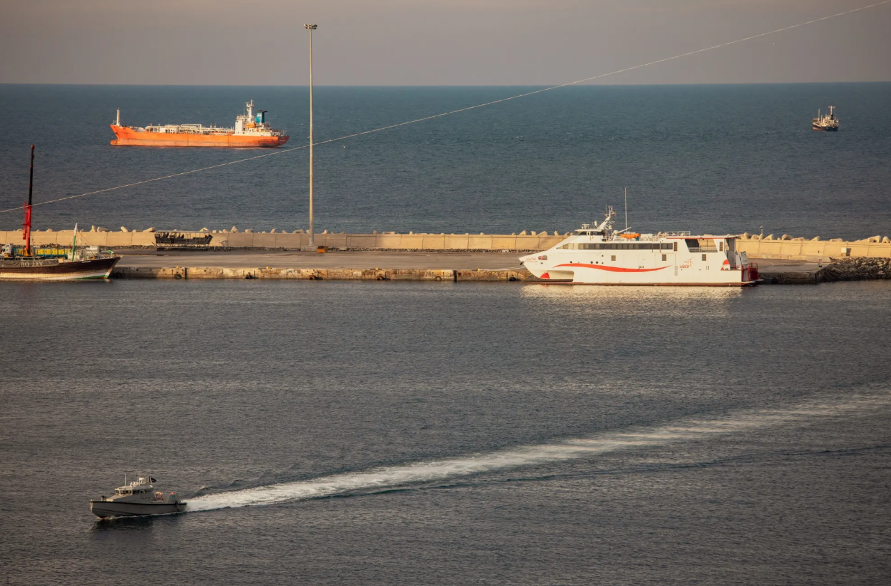 Hơn 800 tàu vẫn mắc kẹt tại Hormuz, thị trường 'nín thở' theo dõi