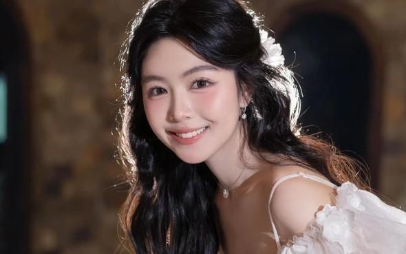 Con gái SN 2006 của 'MC nổi tiếng nhất nhì Việt Nam': Nhan sắc tựa 'nàng thơ', nhận thư mời từ ĐH hàng đầu thế giới, sở hữu 'siêu xe' Maybach, sống trong biệt thự 21 tỷ