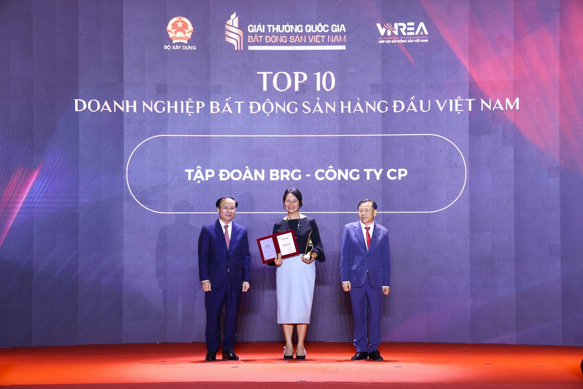 01-ba-tran-tuyet-nhung-pho-tong-giam-doc-tap-doan-brg-nhan-danh-hieu-giai-thuong-top-10-doanh-nghiep-bat-dong-san-hang-dau-viet-nam_1780479400.jpeg