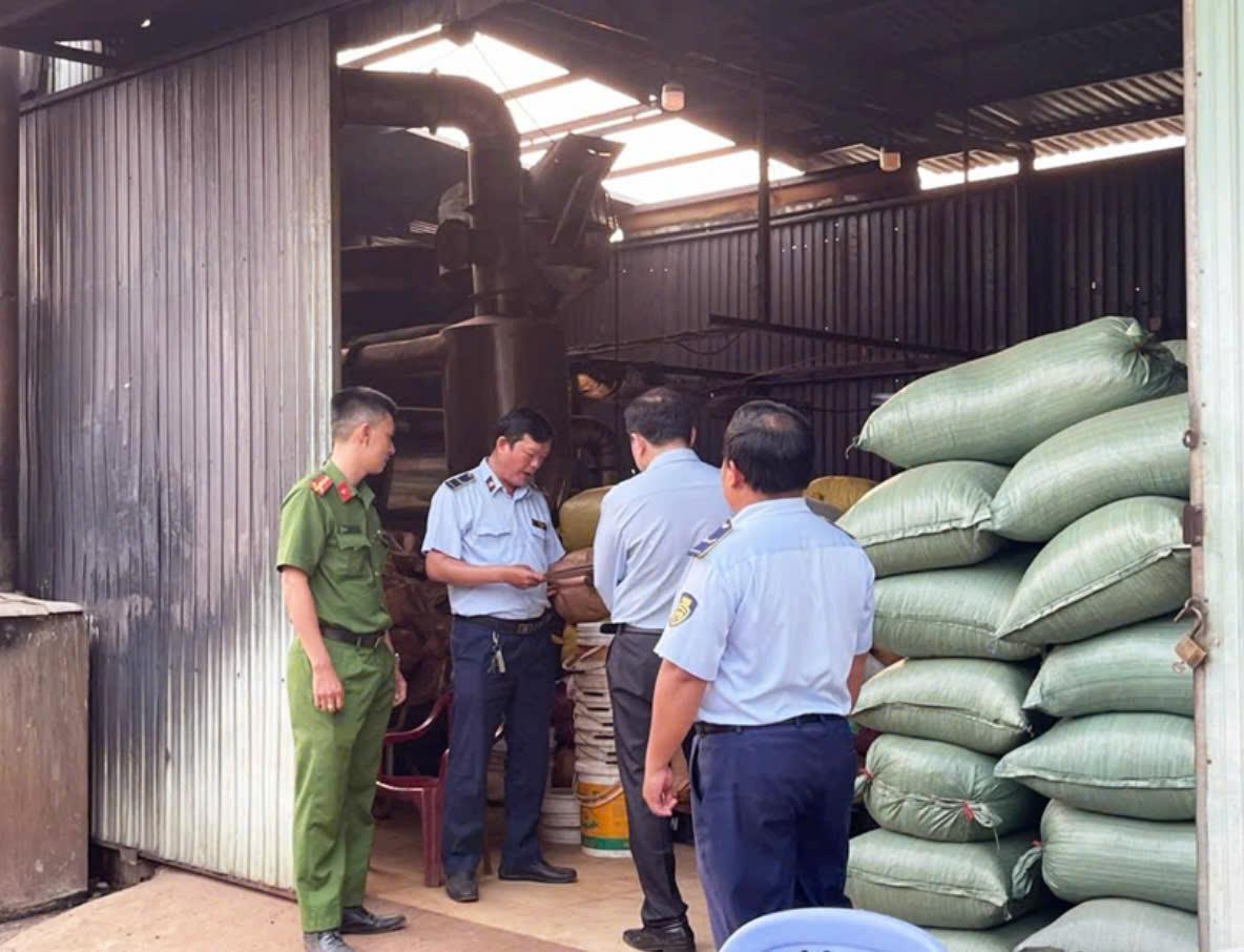 TP.HCM: Thu giữ hàng nghìn mỹ phẩm, thực phẩm vi phạm trong đợt cao điểm