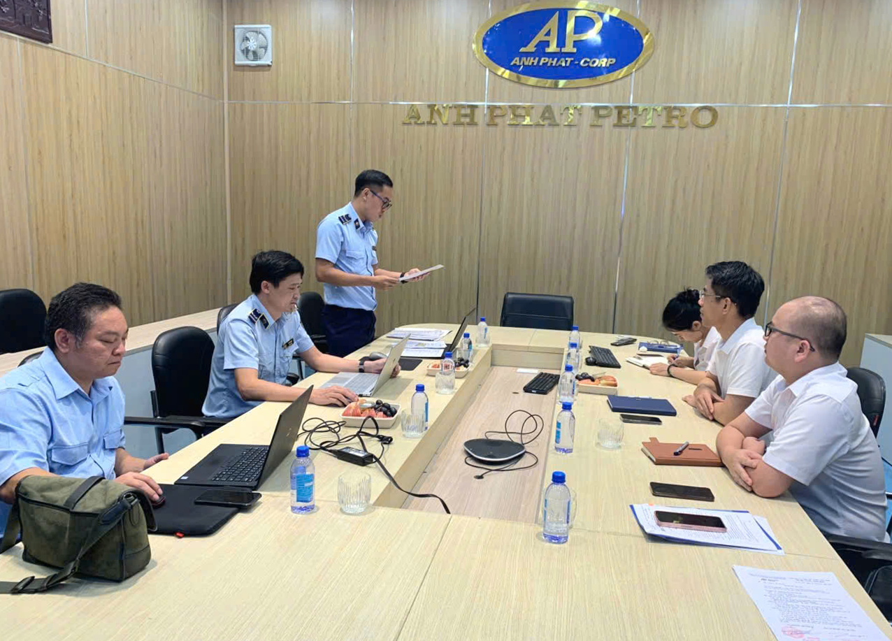 Hàng loạt doanh nghiệp đầu mối xăng dầu bị xử phạt hàng trăm triệu đồng