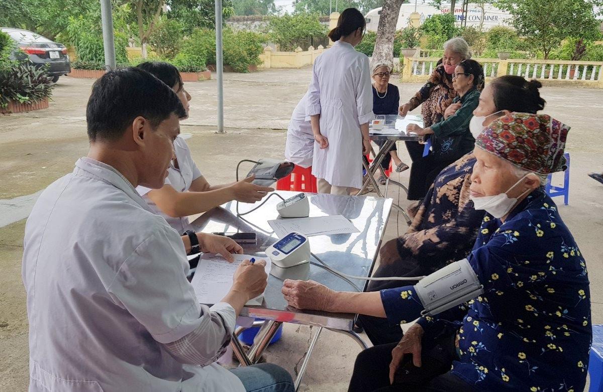 Đề xuất nâng mức hưởng bảo hiểm y tế lên 100% cho người từ 75 tuổi