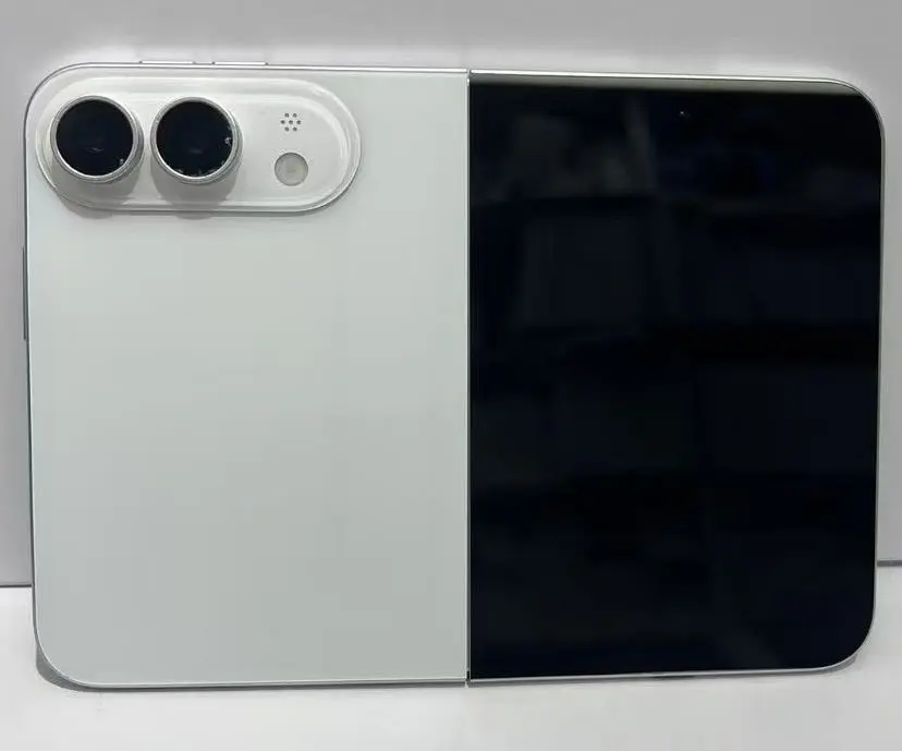 Cận cảnh mô hình iPhone màn hình gập đầu tiên của Apple trước ngày ra mắt