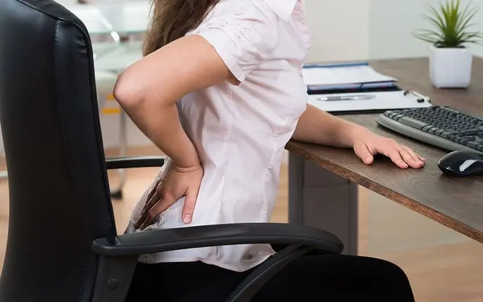 Điều gì thực sự xảy ra với cơ thể khi bạn ngồi làm việc cả ngày?