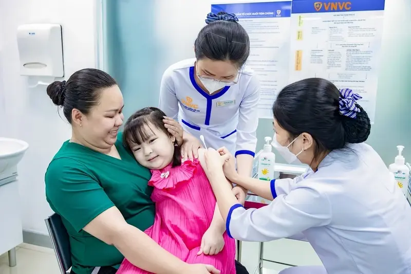 Gần 18.000 ca mắc sốt xuất huyết, người dân chủ động tìm đến vaccine