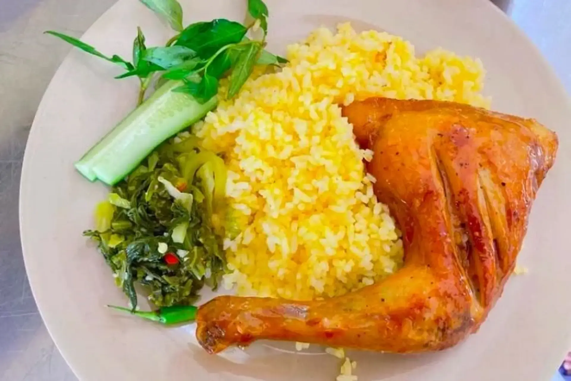 Gần 50 người nhập viện nghi do ngộ độc sau khi ăn cơm gà
