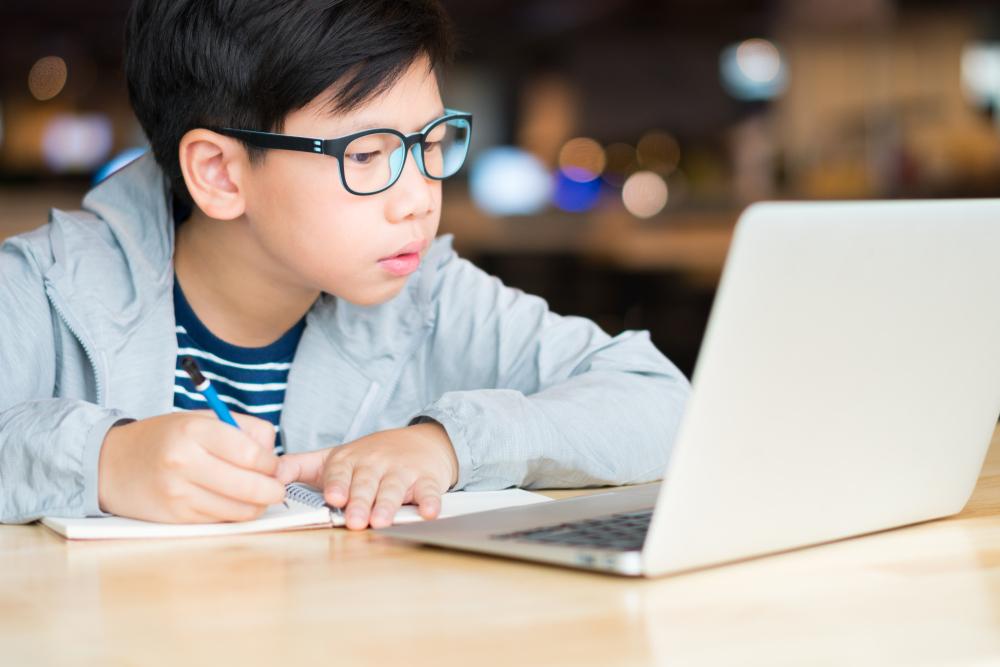Báo động sức khỏe trẻ em sau kỳ nghỉ hè: Gia tăng cận thị, béo phì và hệ lụy tâm lý