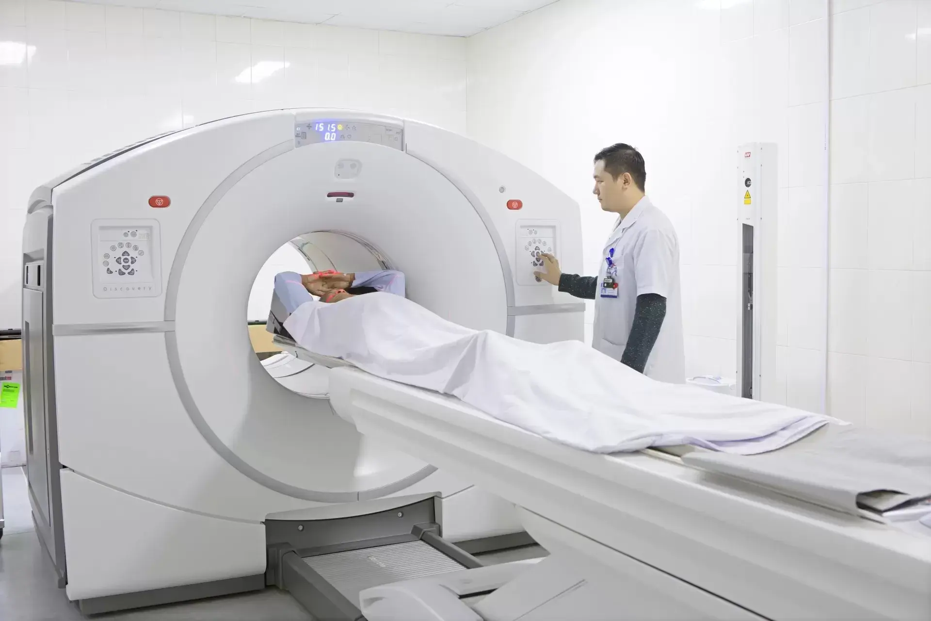 Đề xuất mở rộng bảo hiểm y tế chi trả chụp PET/CT và xét nghiệm ung thư