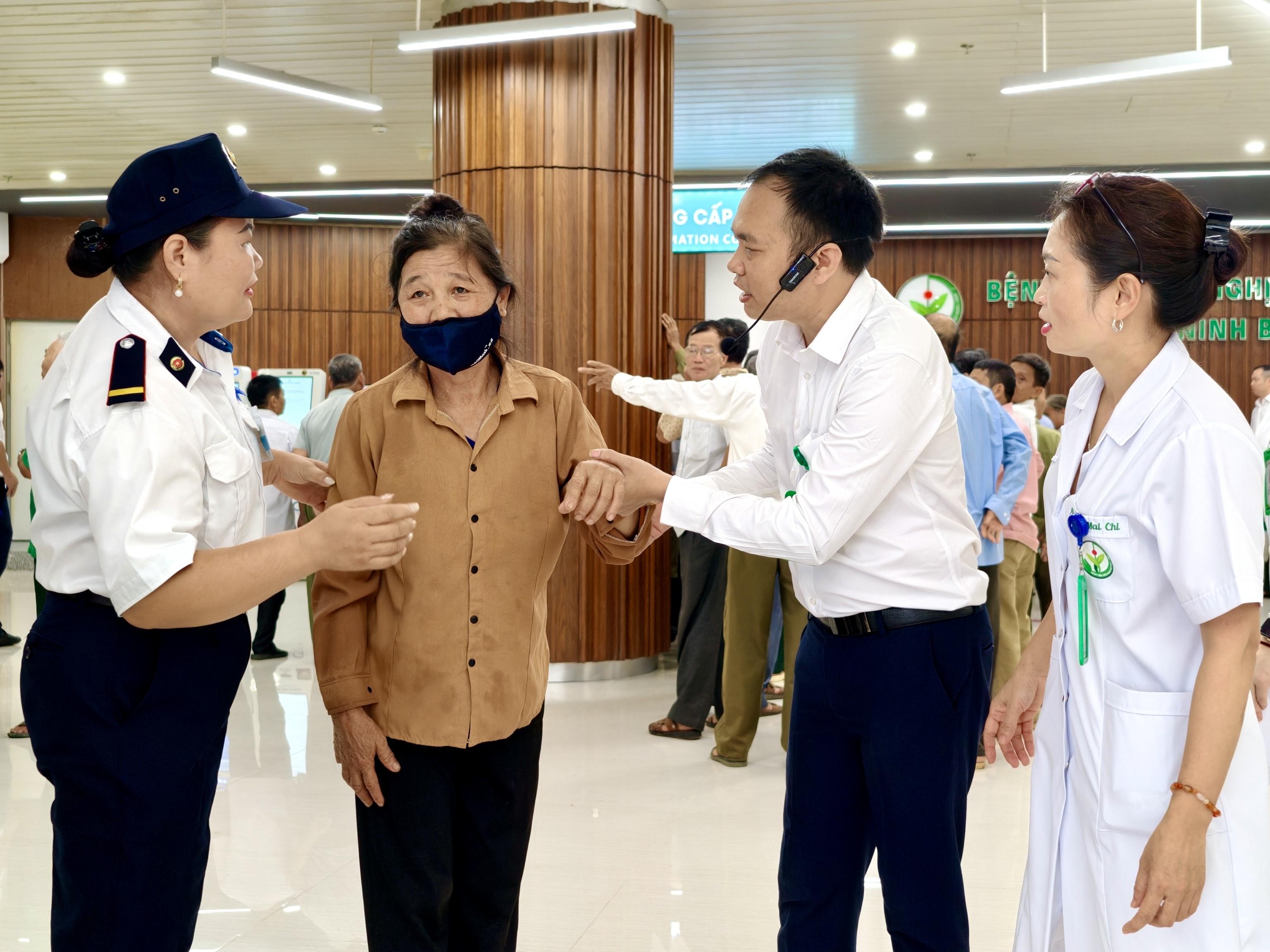 Gần 400 bệnh nhân được thăm khám trong ngày đầu Bệnh viện Việt Đức cơ sở Ninh Bình mở cửa