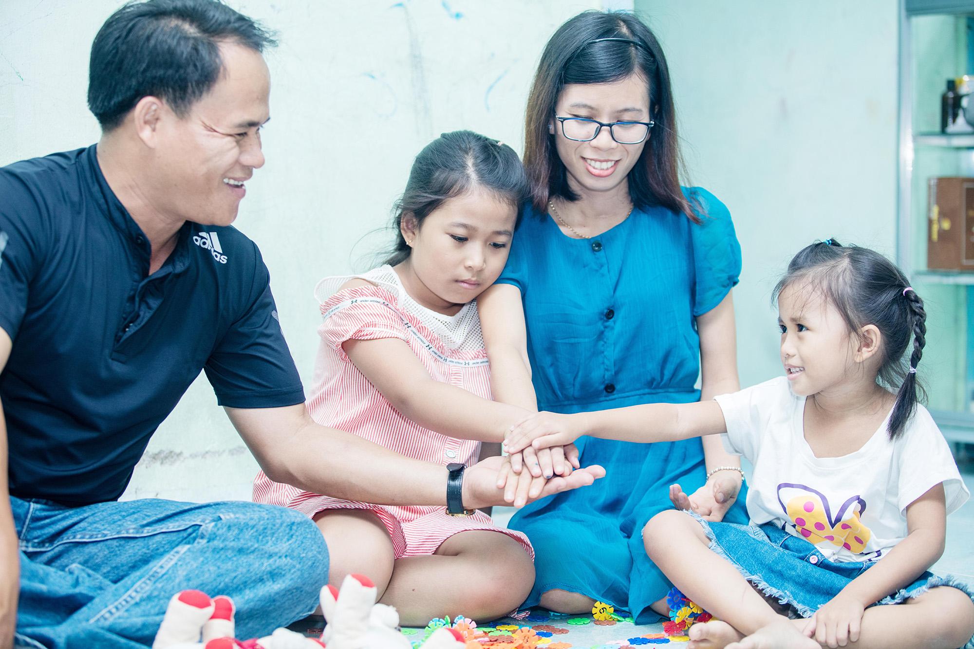 Gia đình sinh hai con gái được đề xuất miễn học phí và hỗ trợ y tế
