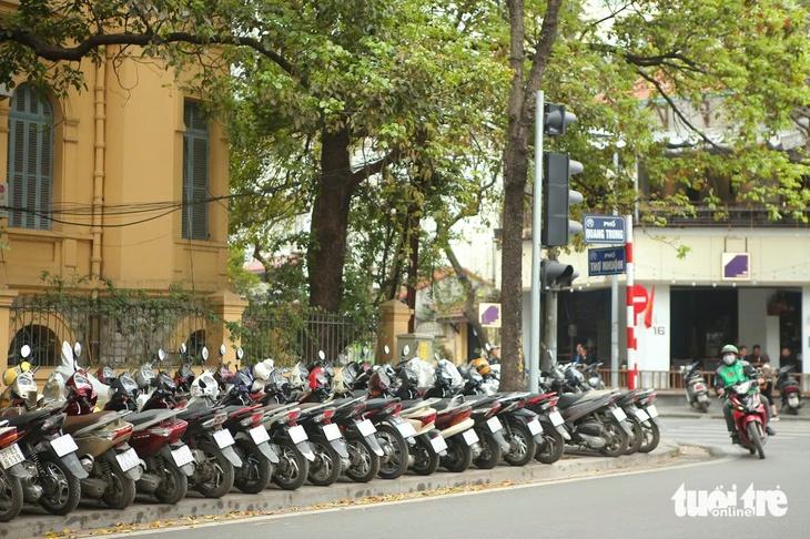 Hà Nội đề xuất thu phí tới 400.000 đồng/m² vỉa hè, lòng đường trông giữ ô tô