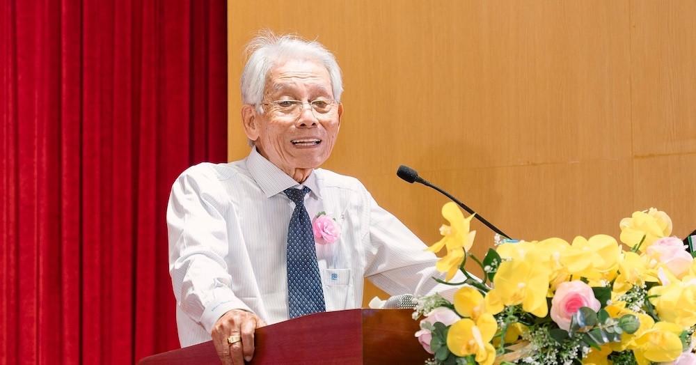 Phó Giáo sư 91 tuổi dành tiền tỷ lập quỹ học bổng cho học trò
