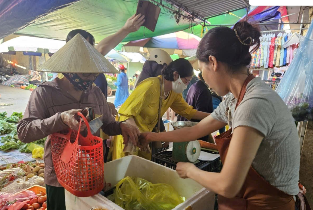 Nắng nóng kéo dài đẩy giá rau xanh tăng mạnh