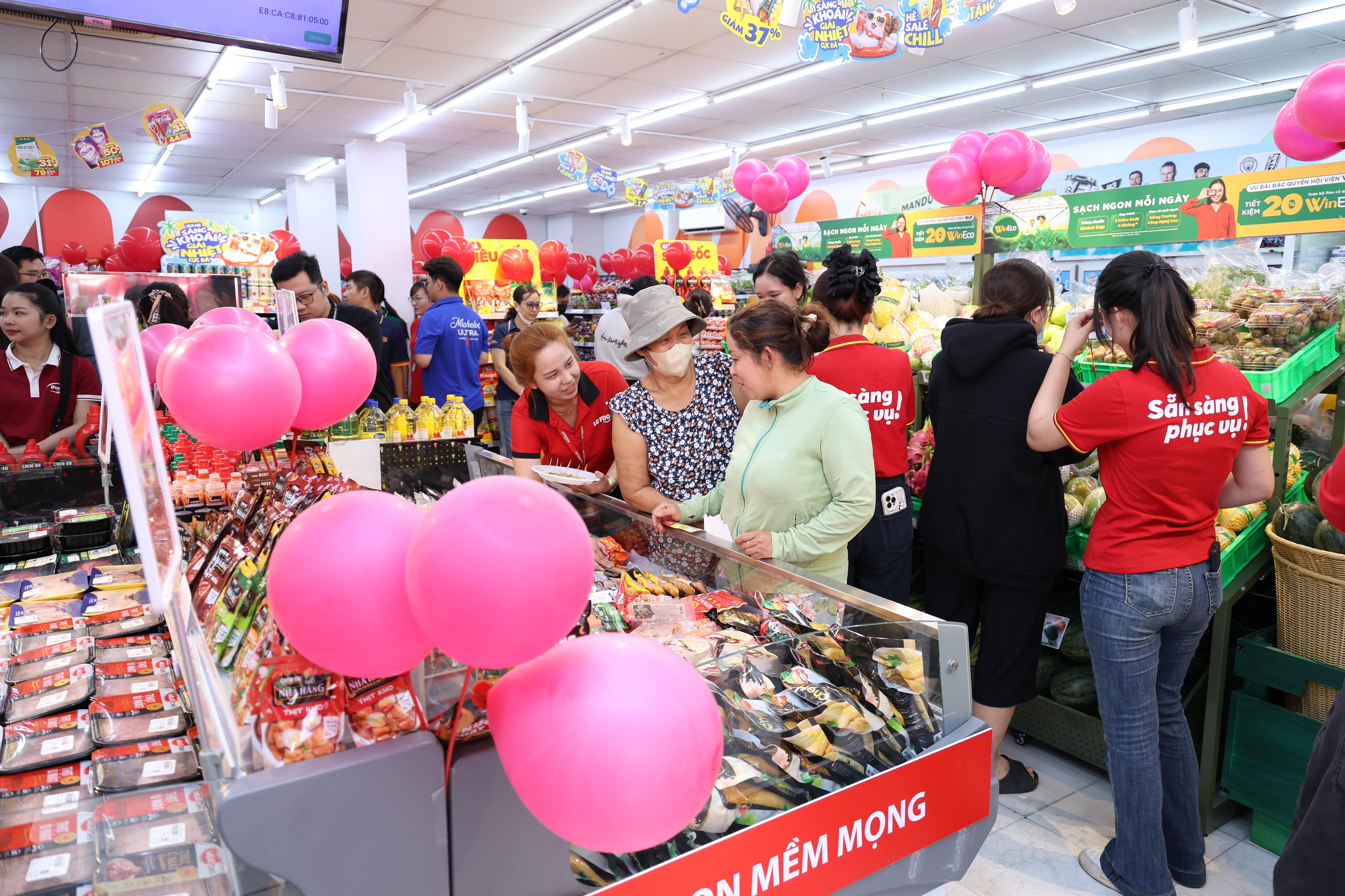 nguoi-tieu-dung-mua-sam-tai-cua-hang-winmart_1780905318.jpg