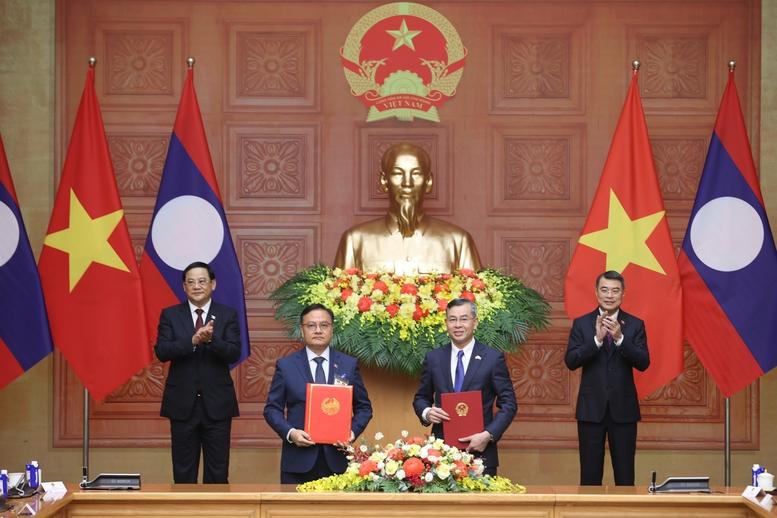 Việt Nam và Lào trao nhiều văn kiện hợp tác quan trọng Việt Nam và Lào trao nhiều văn kiện hợp tác quan trọng