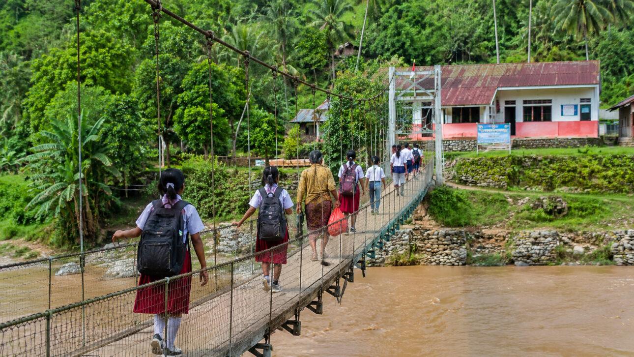 a-meta-de-5-mil-pontes-suspensas-na-indonesia-ate-o-fim-de-2026-leva-infraestrutura-rural-a-comunidades-isoladas-1290x726_1783484110.jpg