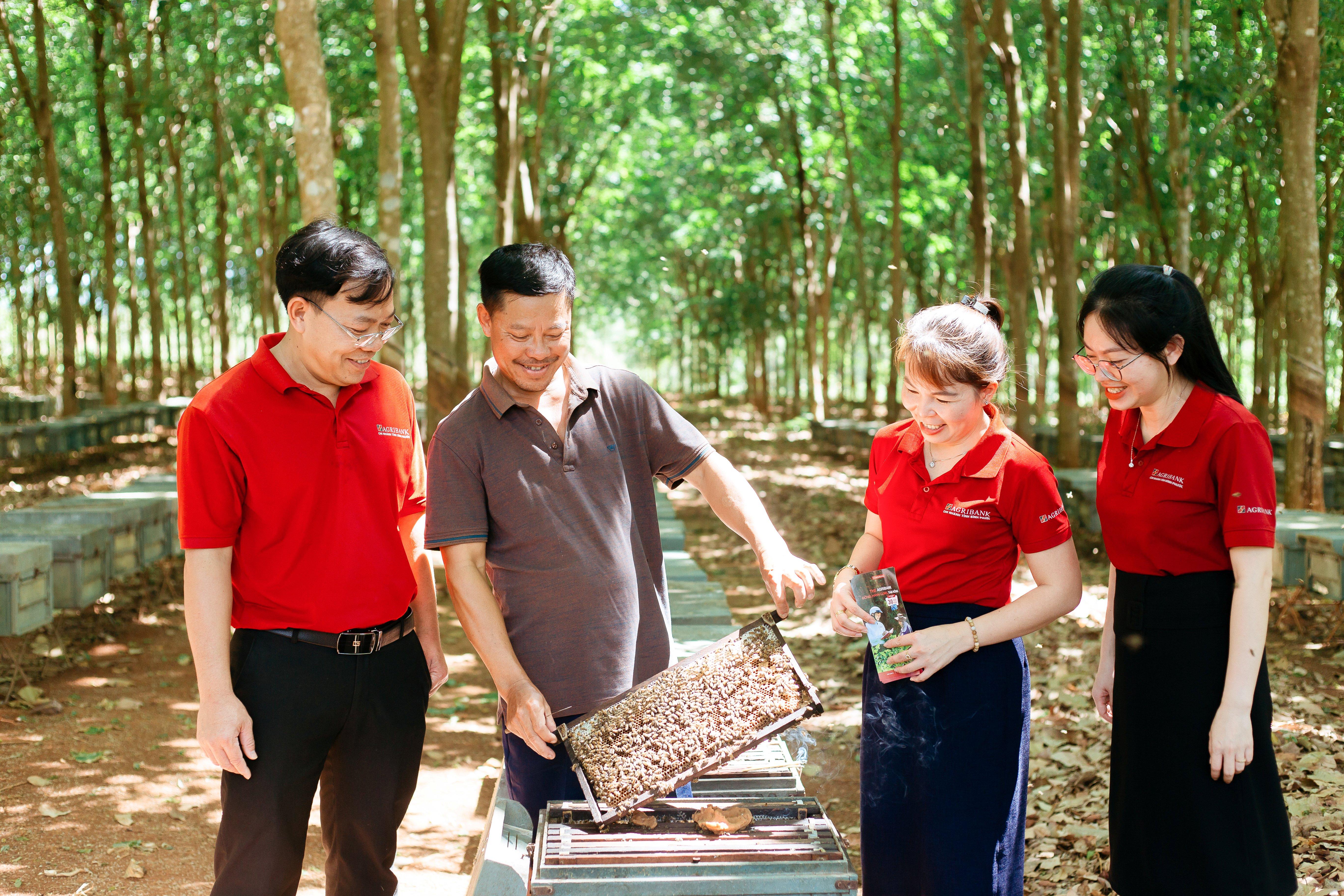 Agribank đẩy mạnh triển khai hoạt động cho vay thông qua Tổ vay vốn: Khơi thông nguồn vốn, trợ lực vững chắc cho “tam nông” Agribank đẩy mạnh triển khai hoạt động cho vay thông qua Tổ vay vốn: Khơi thông nguồn vốn, trợ lực vững chắc cho “tam nông”