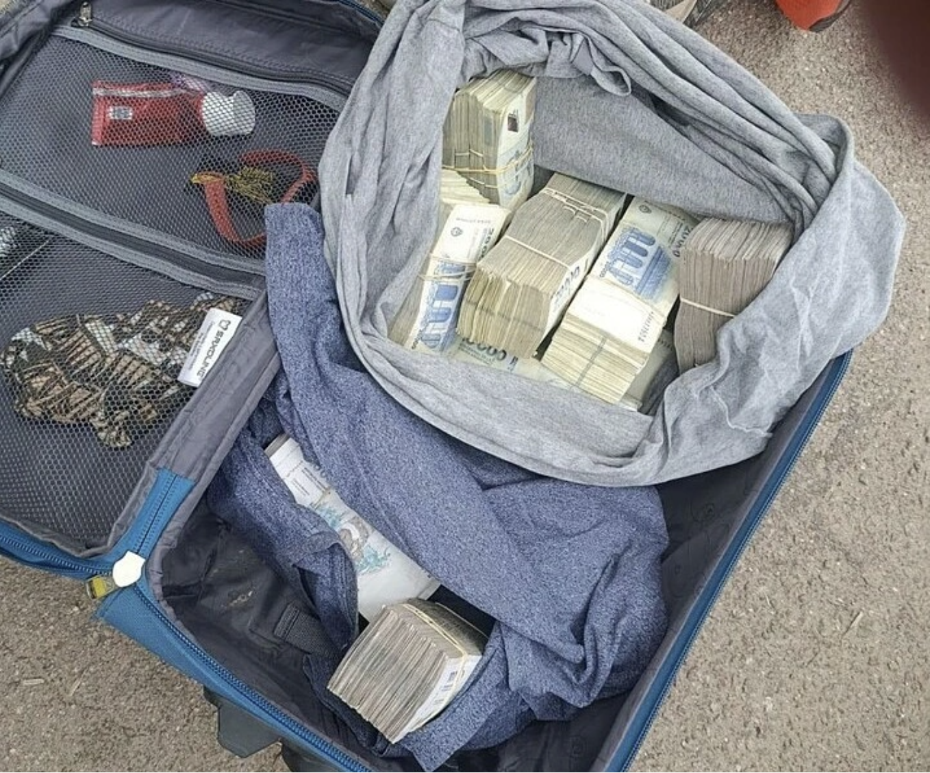 Phát hiện balo chứa 1,5 tỷ đồng tiền mặt, người đàn ông thức trắng đêm, bật khóc trước cảnh sát