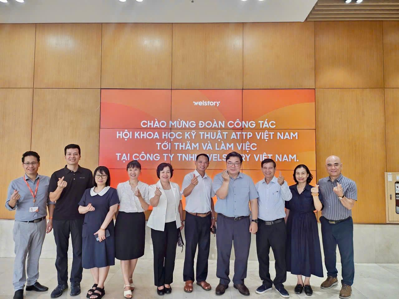 doan-cong-tac-vinafosa-chup-anh-luu-niem-cung-dai-dien-welstory---copy_1783516655.jpg