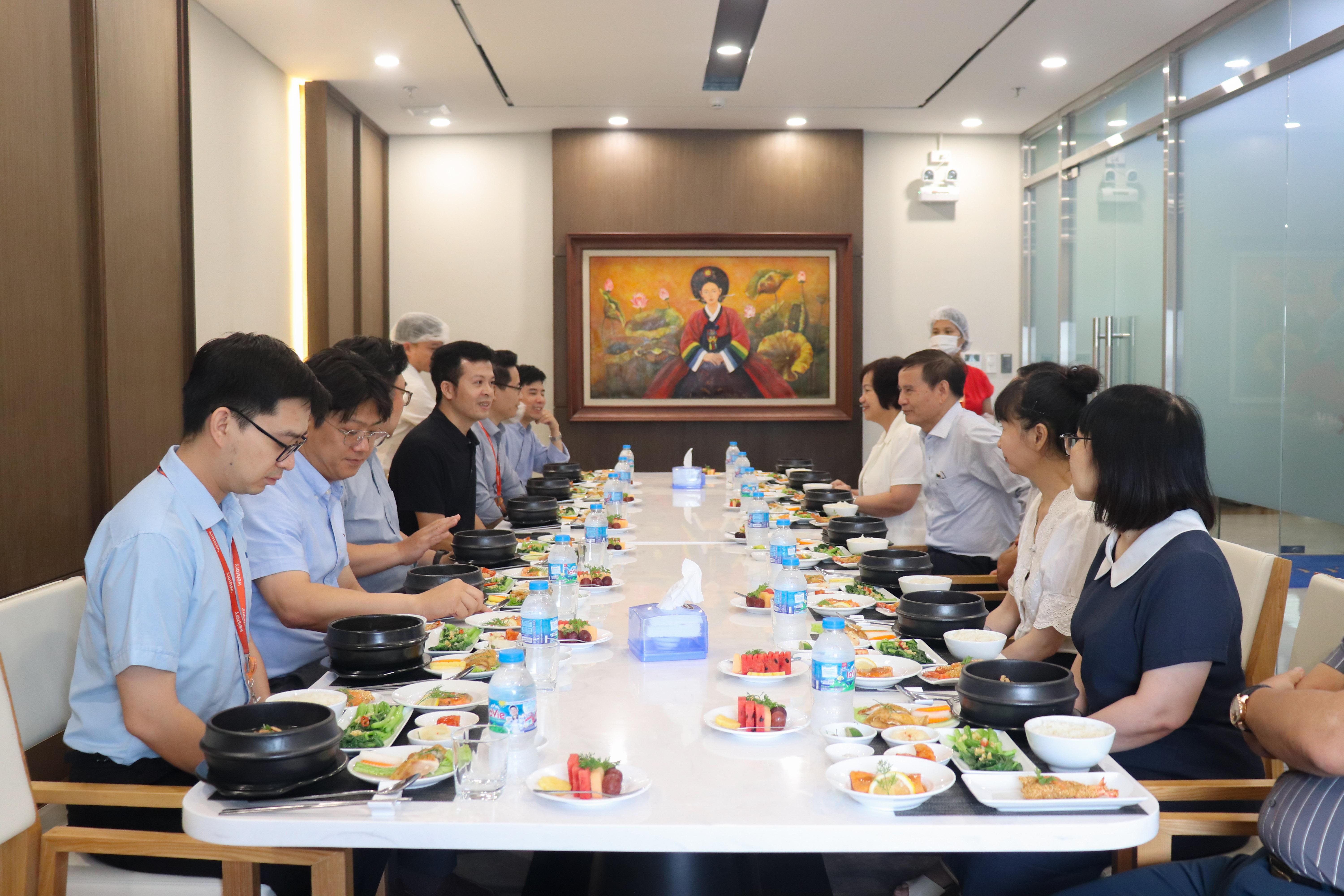 doan-cong-tac-vinafosa-du-com-trua-van-phong-cung-dai-dien-welstory_1783516653.jpg