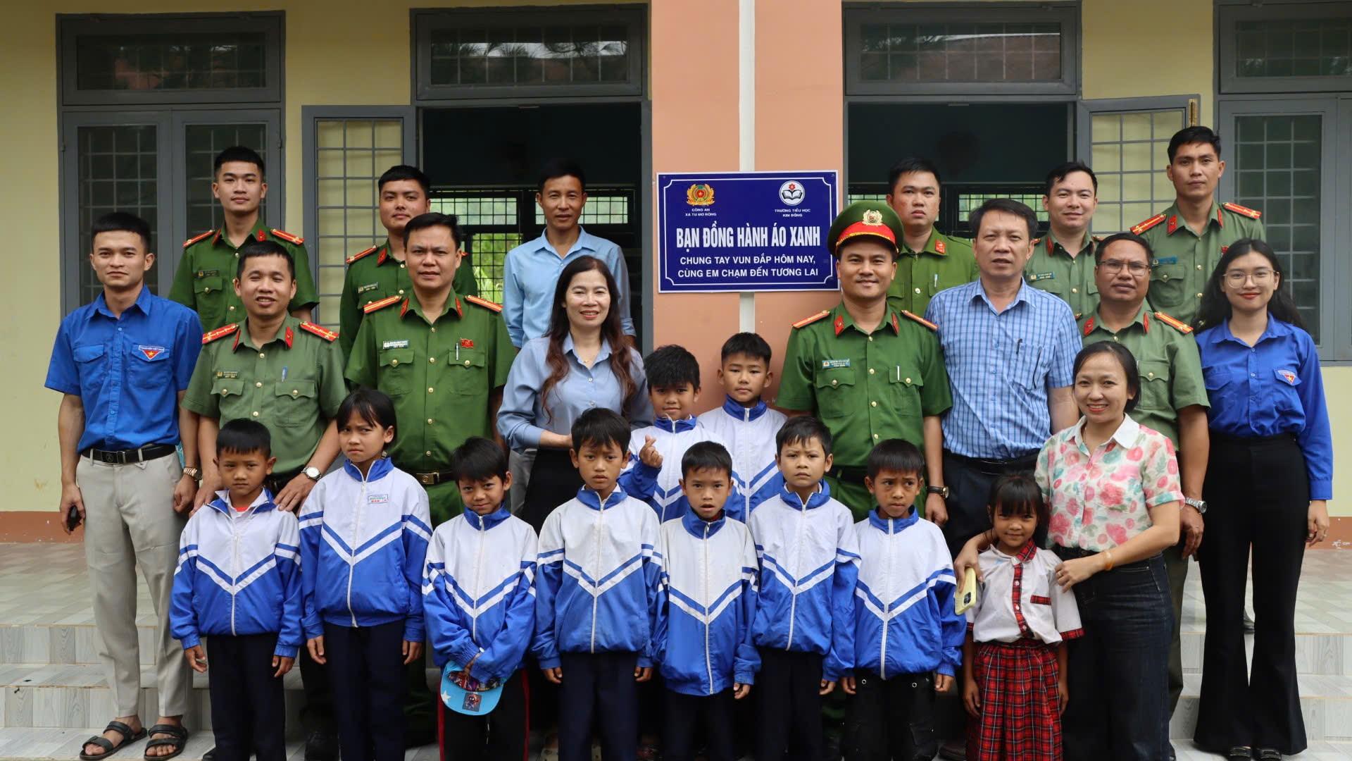 Quảng Ngãi: Công an xã Tu Mơ Rông ra mắt chương trình “Bạn đồng hành áo xanh” Quảng Ngãi: Công an xã Tu Mơ Rông ra mắt chương trình “Bạn đồng hành áo xanh”