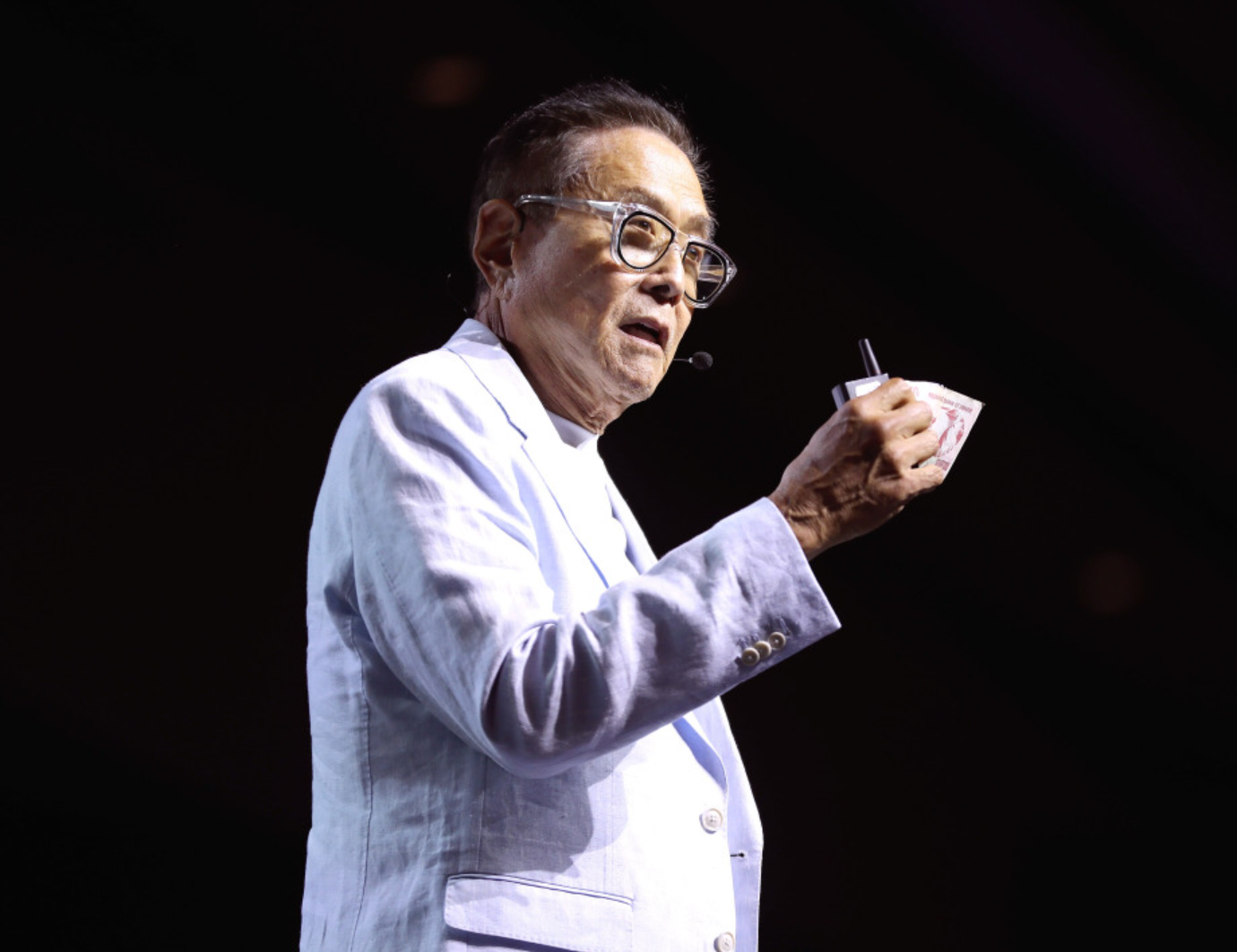 Tác giả 'Cha giàu, cha nghèo' Robert Kiyosaki cảnh báo về một Đại suy thoái mới, khuyên mọi người đầu tư 3 loại tài sản này ngay lập tức