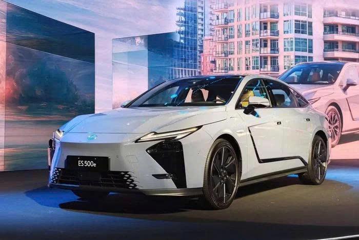Lexus thuần điện lần đầu mở bán tại Việt Nam, tầm hoạt động 460 km/lần sạc, giá thế nào? Lexus thuần điện lần đầu mở bán tại Việt Nam, tầm hoạt động 460 km/lần sạc, giá thế nào?