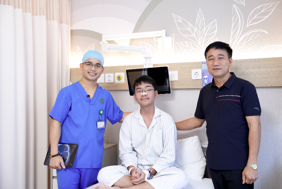 Mắt trái lồi bất thường, bệnh nhi 14 tuổi có khối u xoang hiếm gặp Mắt trái lồi bất thường, bệnh nhi 14 tuổi có khối u xoang hiếm gặp